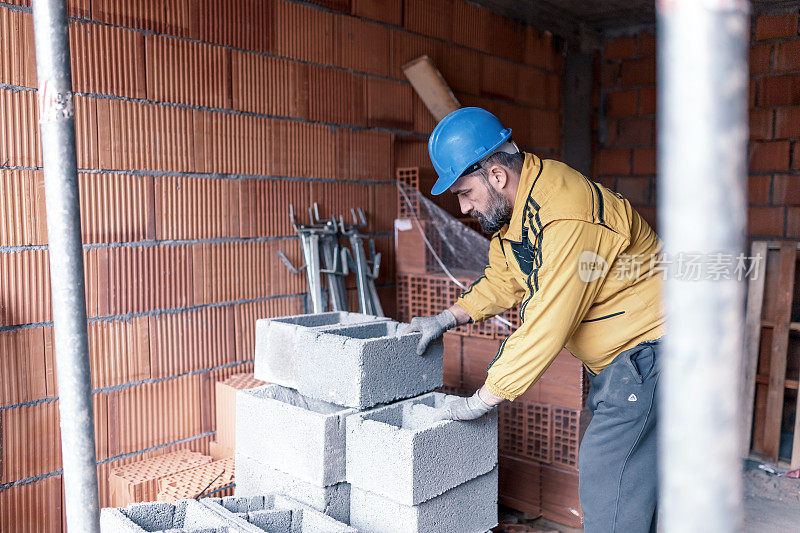 建筑工地上的建筑工人