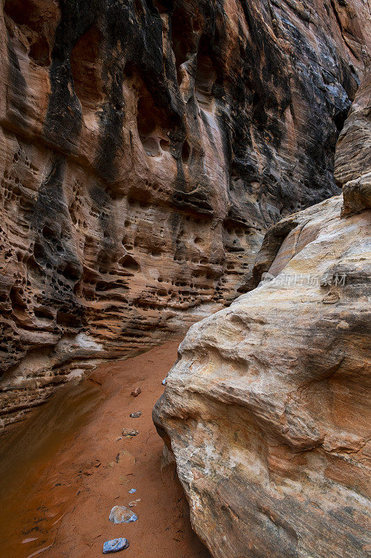 沙漠景观上的狭缝峡谷