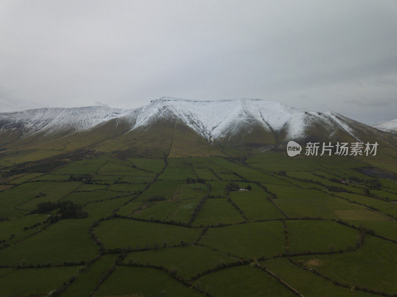 爱尔兰蒂珀雷里县，盖着雪的加尔蒂莫尔，加尔蒂山脉，阿赫罗峡谷。