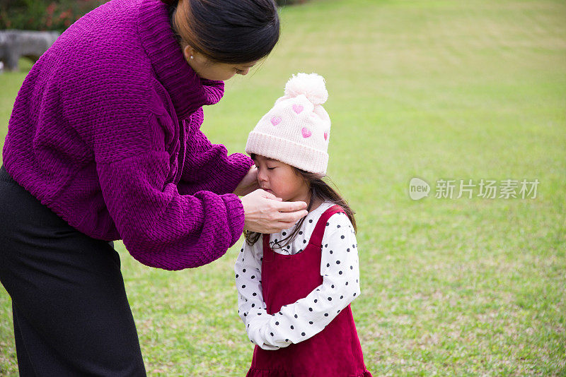 妈妈和小女孩在公园里玩