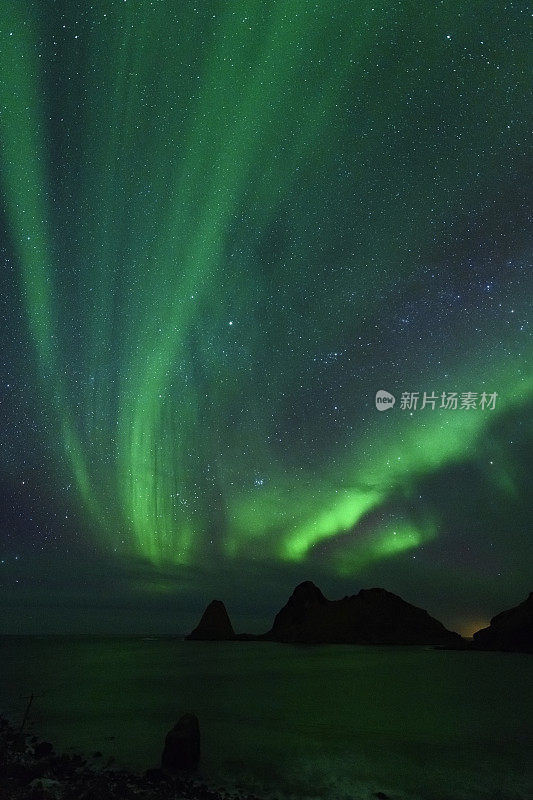 挪威北部Nykvag海滩星空中的北极光或极光