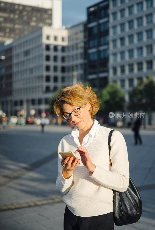 白人女性在户外使用智能手机