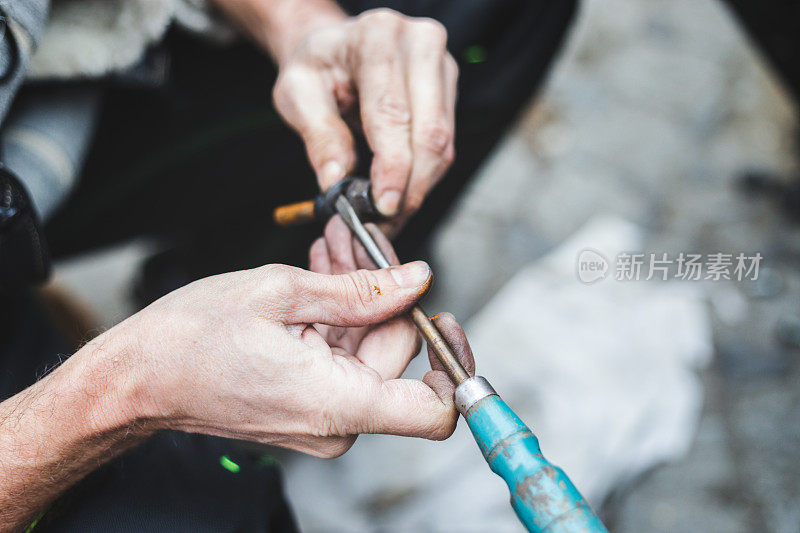 DIY古董车盘式刹车片更换，滑动销保护橡胶密封