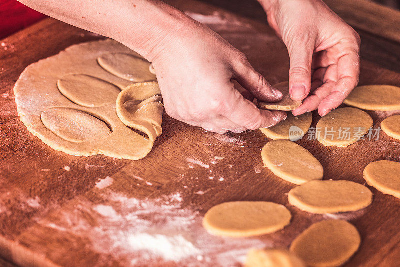 彩蛋形状的复活节饼干制作，特写