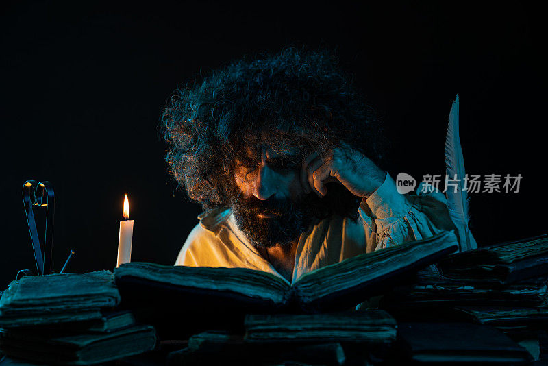 成年男子在烛光下读古书的肖像