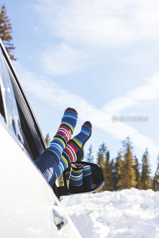 成熟的女性户外探险在西部科罗拉多山脉与记录下雪与脚出车窗