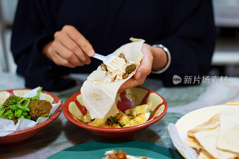 一个在餐馆吃阿拉伯菜的女人