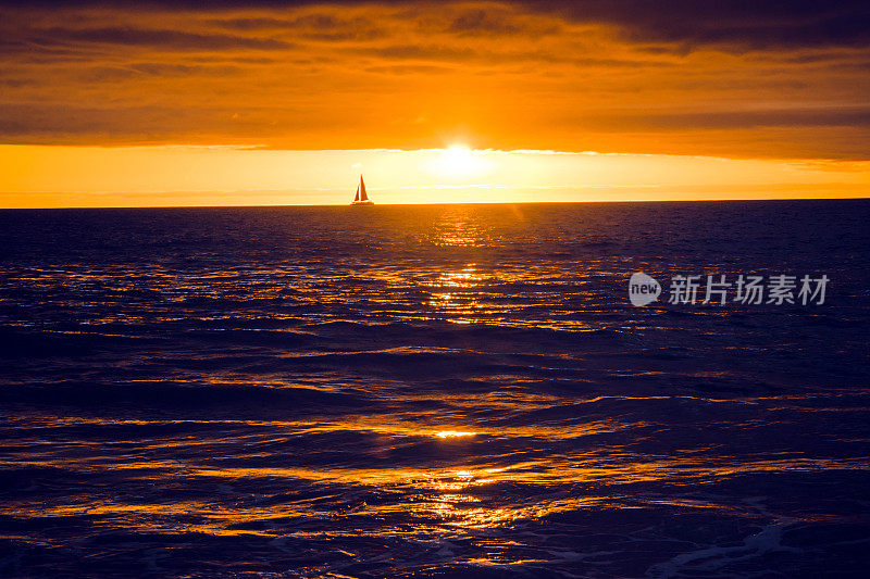 帆船和金色的日落天空，从波罗海滩，在Wailea，毛伊岛，夏威夷