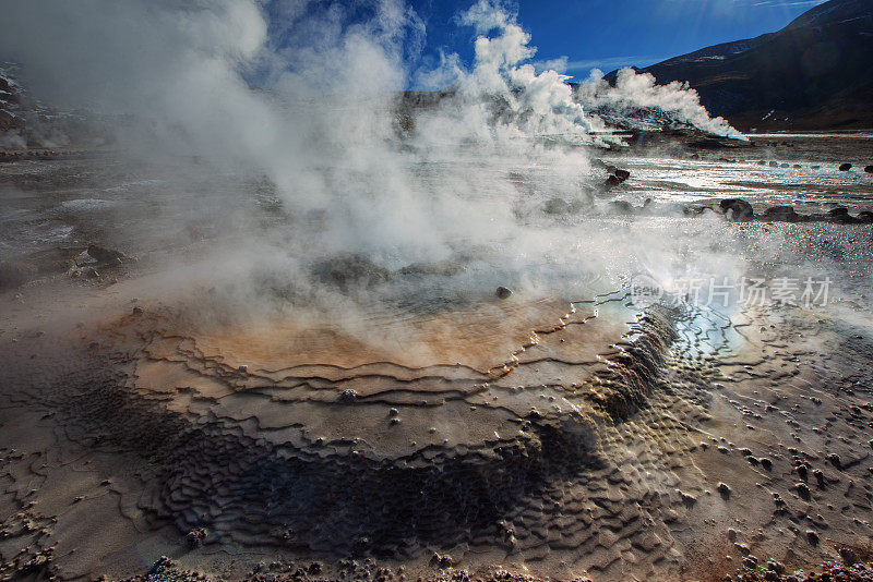 火山地区-间歇泉-埃尔塔提奥-地热能-阿塔卡马沙漠-安第斯高原-自然景观-干旱气候-安第斯山脉-山谷