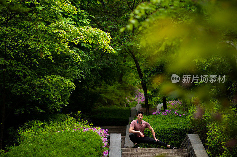 健壮的中年男子在森林里伸懒腰