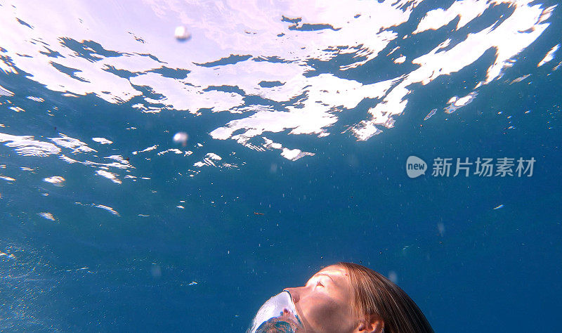 女人在清澈的地中海水域游泳