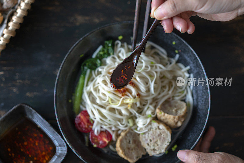 中国自制的肉丸和蔬菜面条