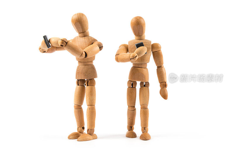 带着手机的木制人体模型只关心社交媒体上的按钮