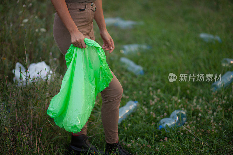 志愿者在户外收集塑料瓶