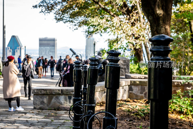 人们在欣赏秋季的蒙特利尔城市景观。