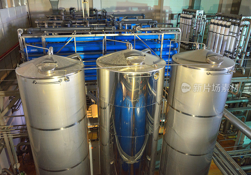 啤酒厂车间的工业设备，啤酒厂的蒸馏水罐