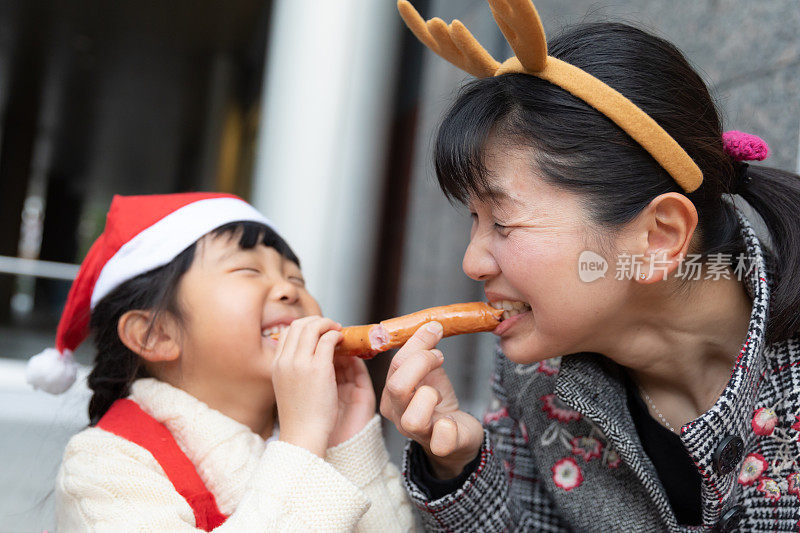 母亲和女儿享受圣诞节