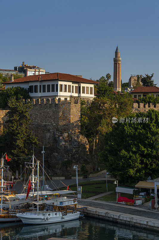 伊夫里尖塔和Kaleiçi港的景色。