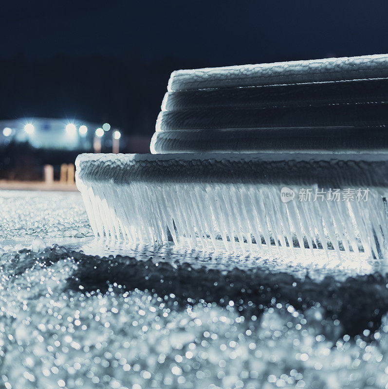 冰雪覆盖的公园长椅