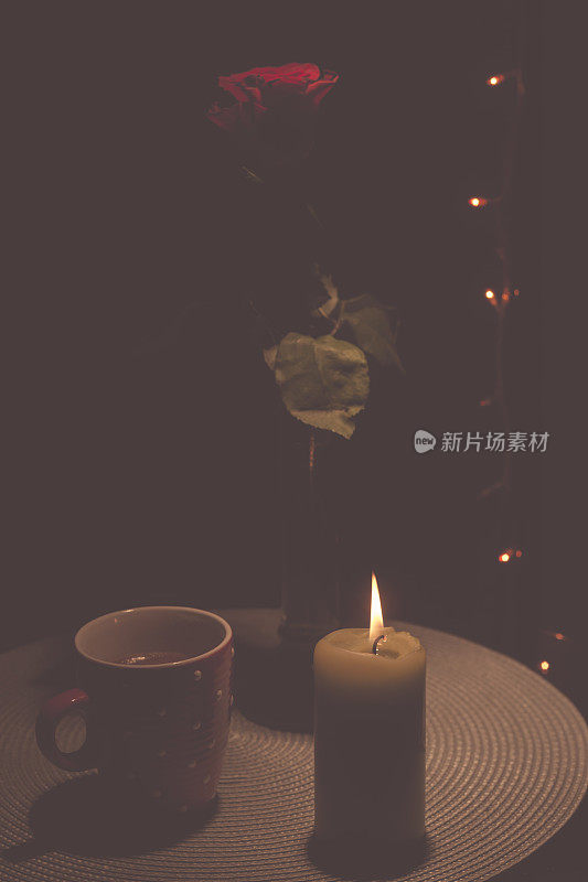 烛光，红玫瑰和一杯黑咖啡的浪漫夜晚