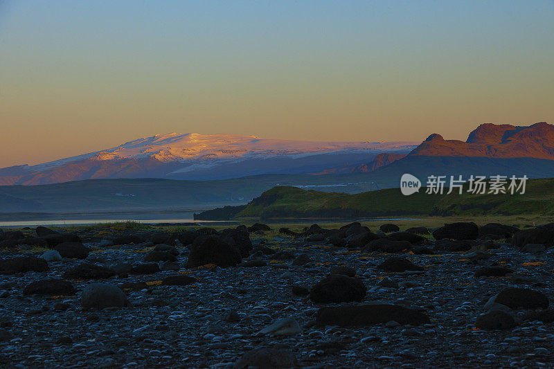 冰岛海滩上的日出