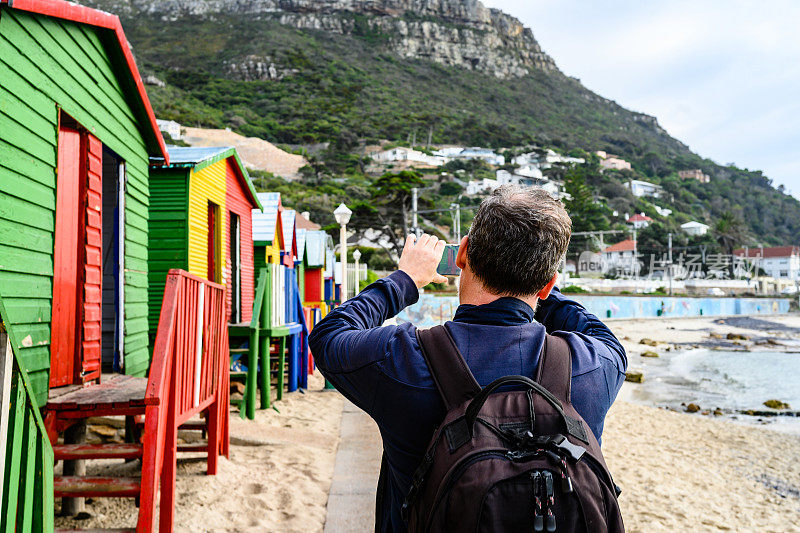 成熟的加拿大游客在南非开普敦拍摄圣詹姆斯海滩小屋