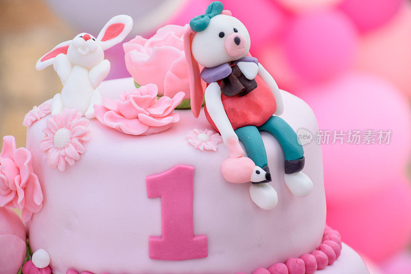 为女孩准备的粉色一岁生日蛋糕