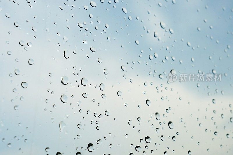 小雨打在窗口