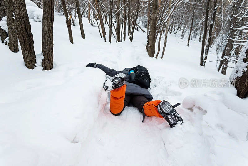 一个人摔倒在雪地上