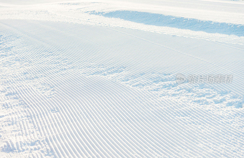 新修整的滑雪坡道背景