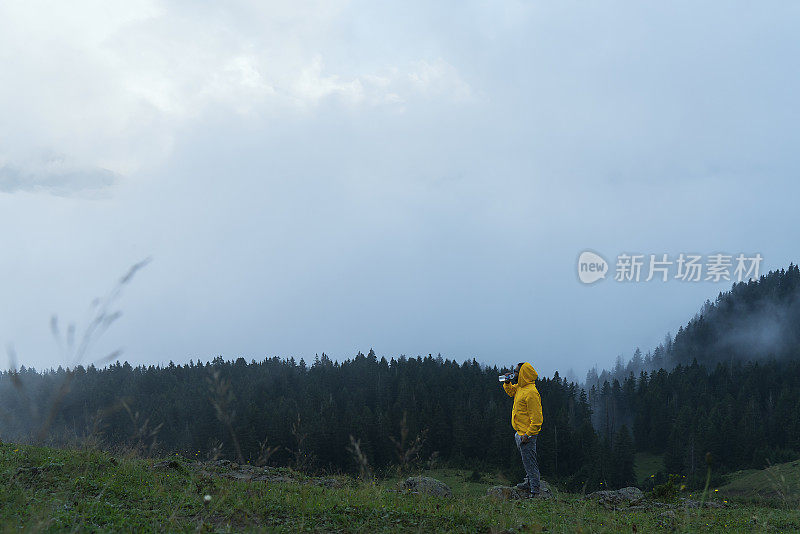 黄色雨衣自然人