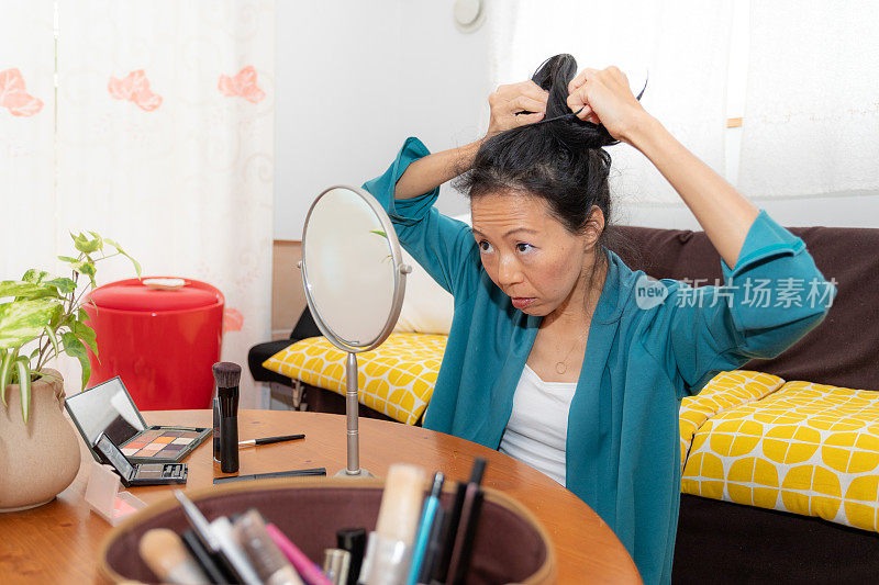 女人把头发