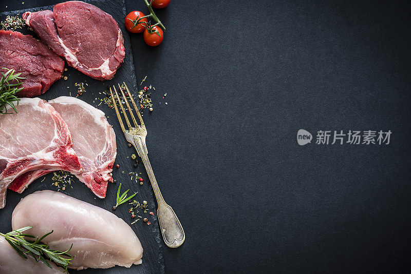 生肉分类-牛肉，鸡肉和猪排从上方拍摄与复制空间