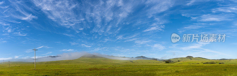 全景式的山周围的低云，或浓雾，来自太平洋。加州圣西蒙，卡布里洛高速公路附近，阿罗约德尔奥索。有风的阳光明媚的春日。