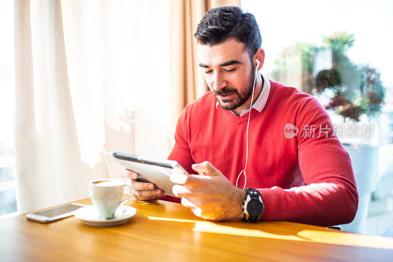 在café喝咖啡时用药片的男人