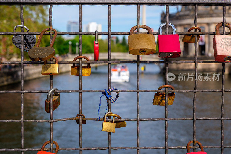 柏林桥上的游客锁