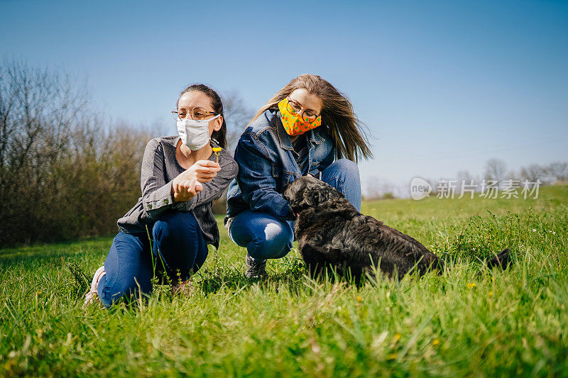 戴着防护口罩的女性在大自然中