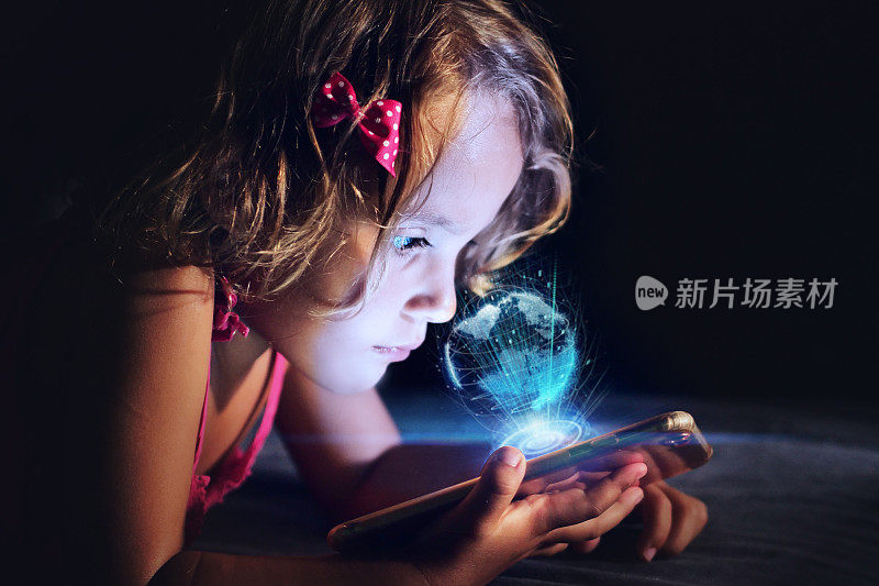 一个小女孩在看一些未来的全息图。