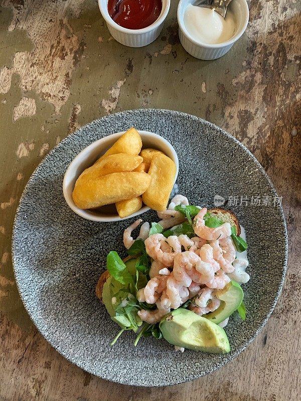 大虾牛油果开面三明治配黄瓜，水芹和薯条