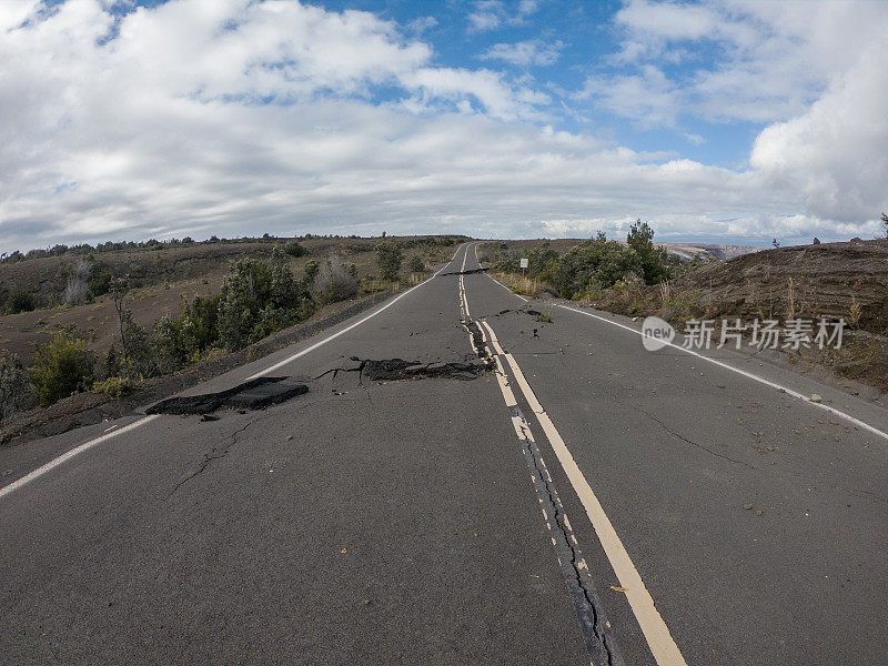 位于夏威夷火山国家公园的火山活动断裂的道路