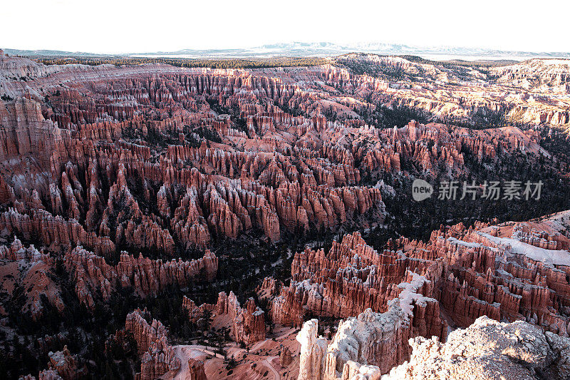 沿着犹他州峡谷旅行-在美国西部的公路旅行