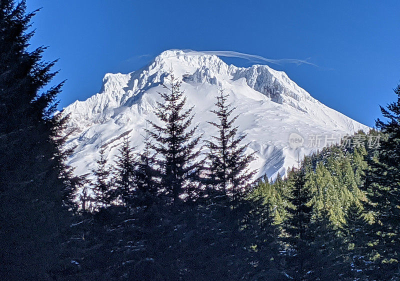 俄勒冈州波特兰东部积雪覆盖的胡德山在冬季大雪后