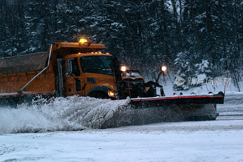 雪犁清理高速公路