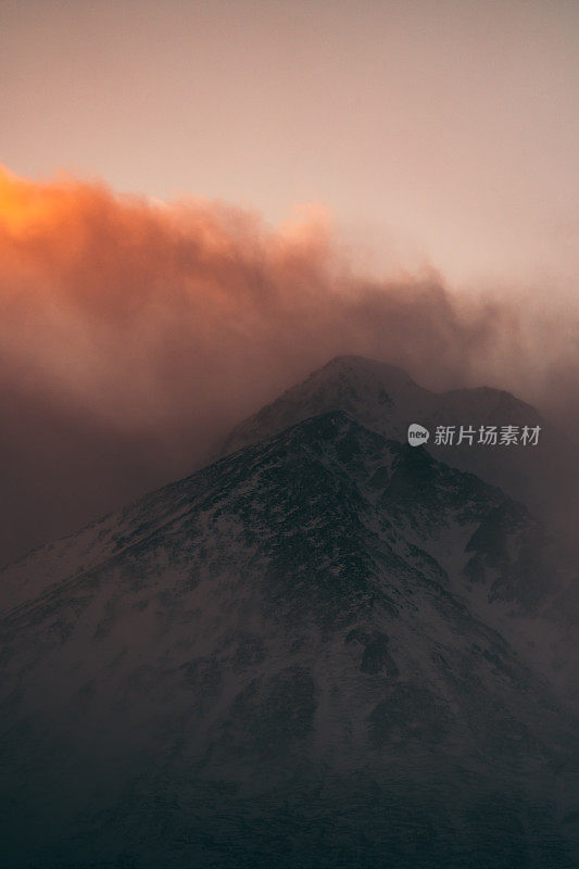 日落时的雪山景色