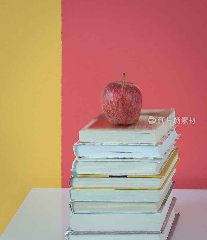 红苹果和一堆书