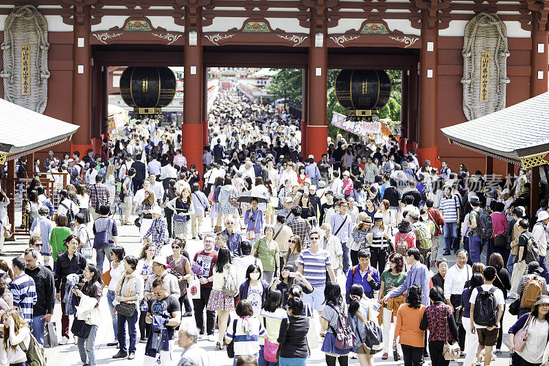 日本东京浅草寺的游客