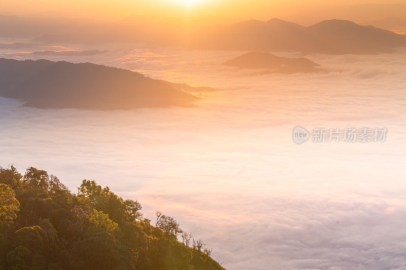 美丽的全景日出在富池发和富池道清莱在泰国北部亚洲