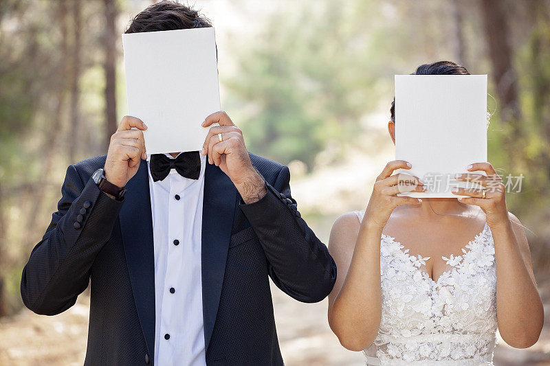 新婚夫妇与空白纸。