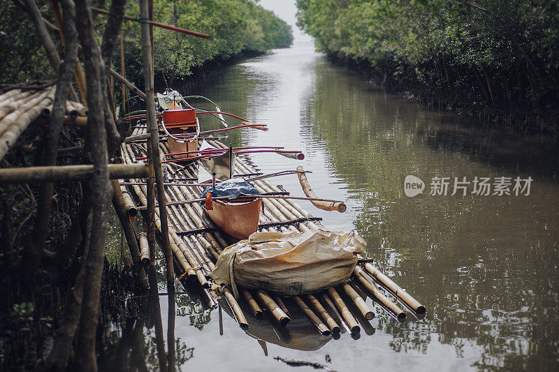 海上竹筏上的帆船