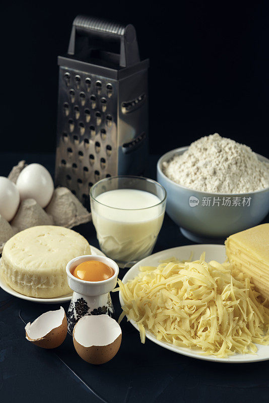 小麦粉，几种奶酪，牛奶，鸡蛋，磨碎器——用来做馅饼，披萨，烘焙的原料。烹饪哈切布里的过程。